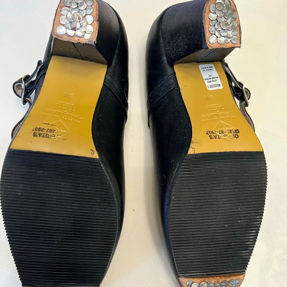 Black flamenco/folklorico women’s dancing shoes.